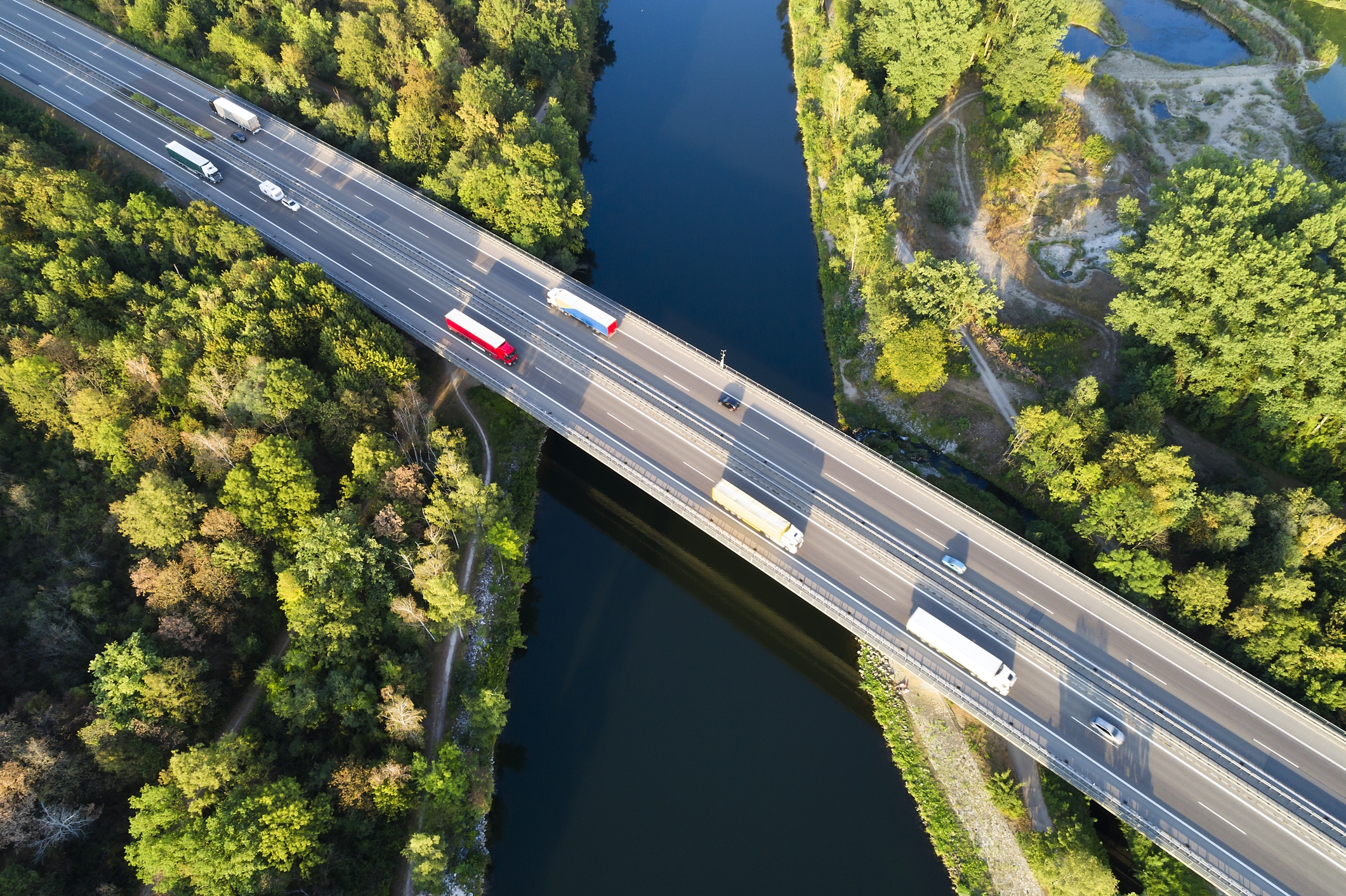 Jakie są różnice między spedycją a transportem?